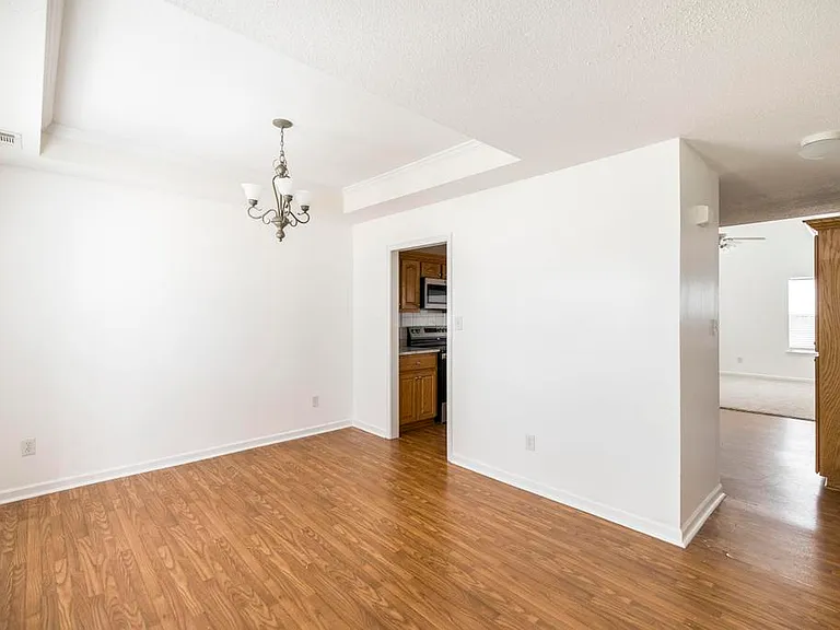 205 Wembley Dr — Photo 4