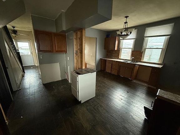 3rd image of 327 Graham St