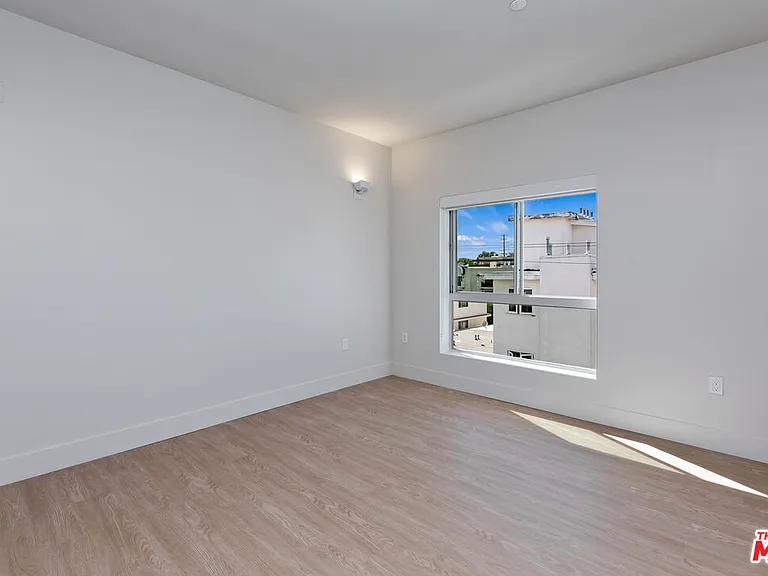 11837 Mayfield Ave #404 — Photo 8
