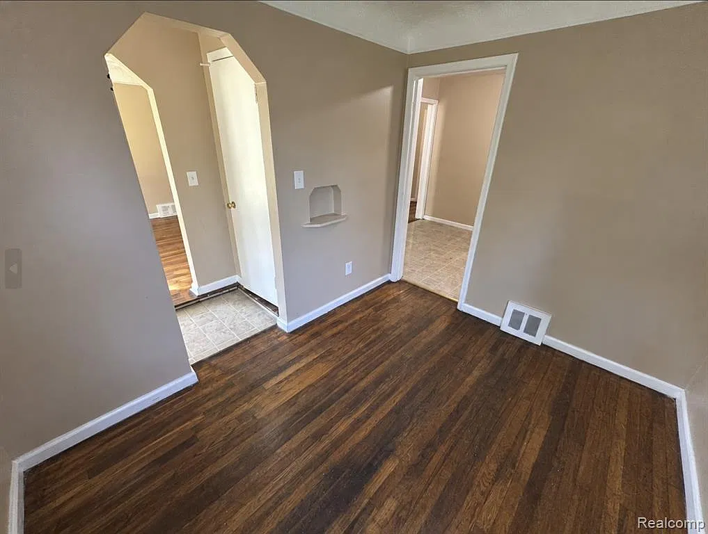 3 bed, 1.0 bath, 1100 sqft, $1,100 — Photo 3