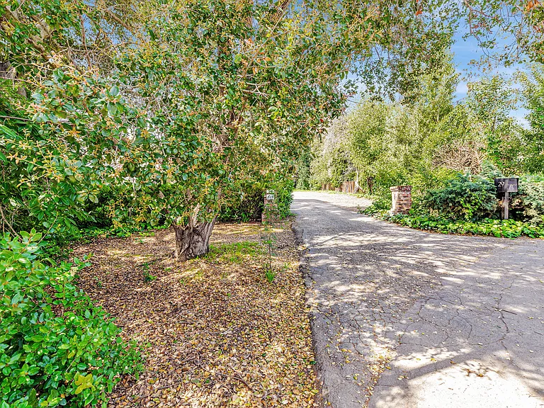 29 De Bell Dr — Photo 3