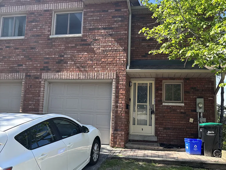 9 Quail Cres #2 — Photo 1