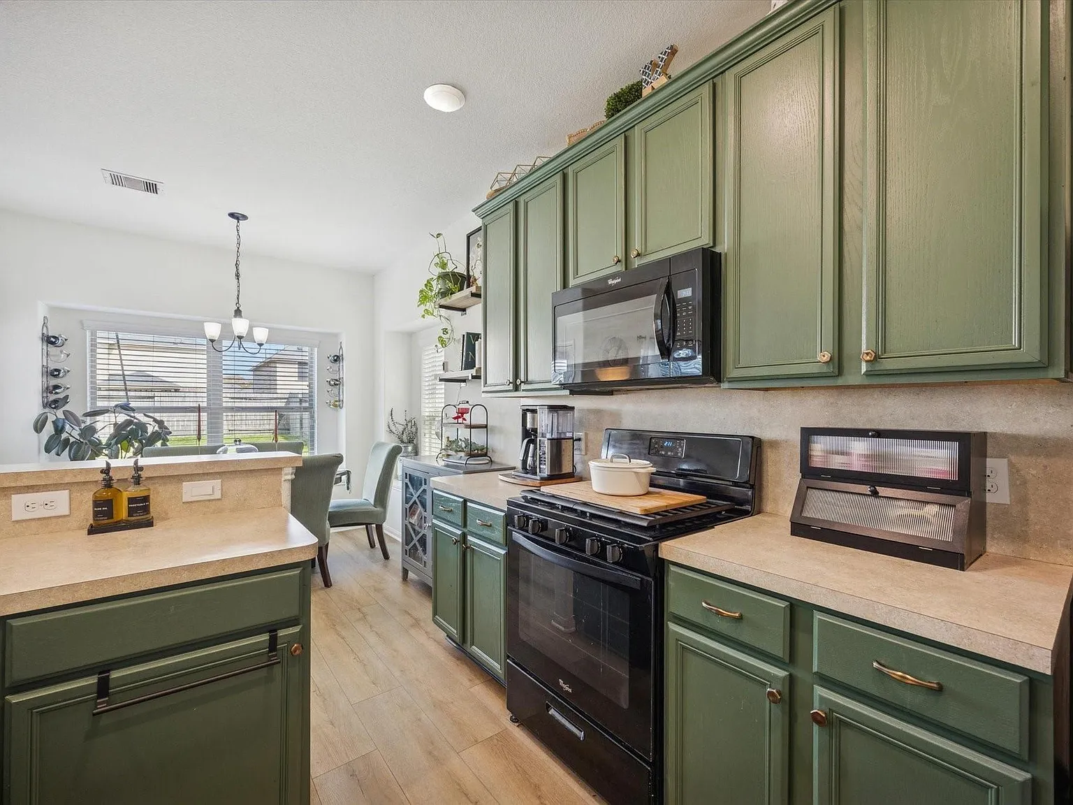 3 bed, 2.5 bath, 1641 sqft, $2,200 — Photo 3