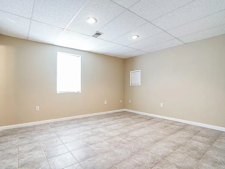 1935 Venesa Cir — Photo 44