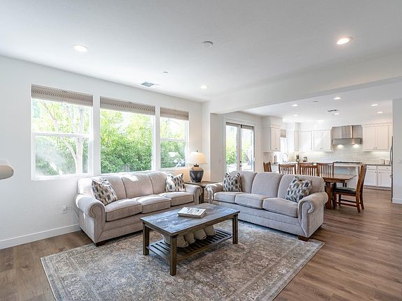 4th image of 1623 Periwinkle Street