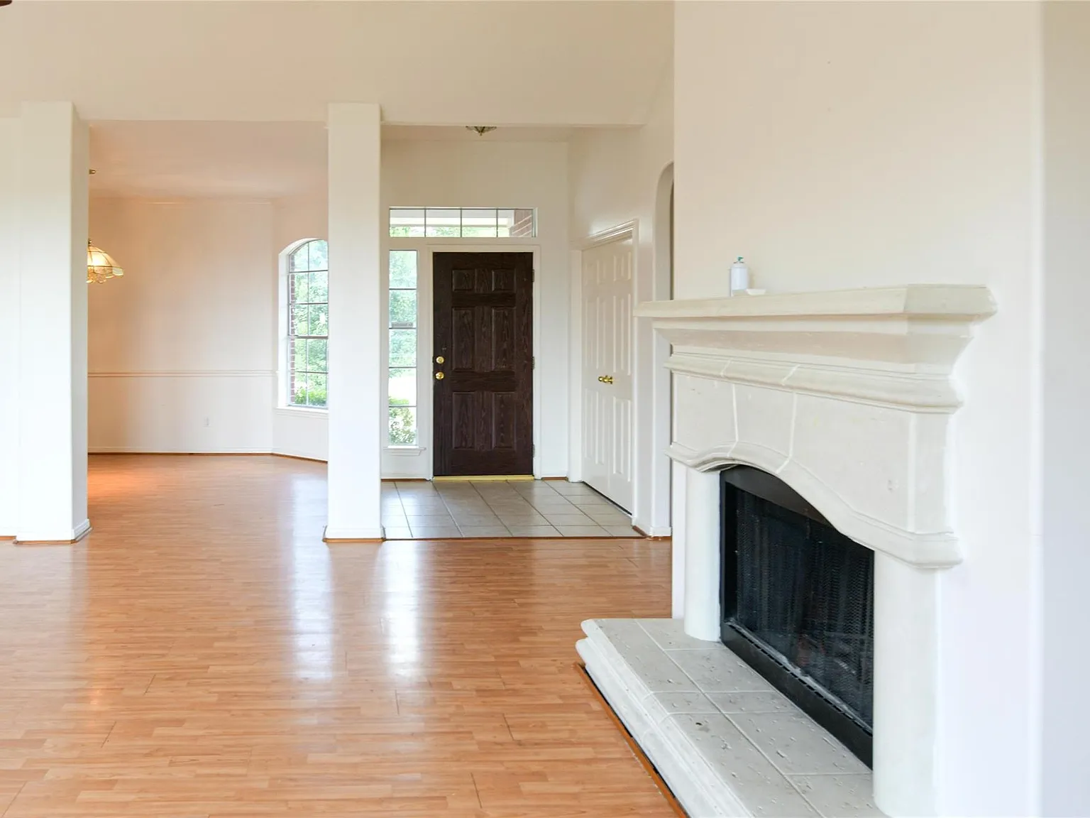 4 bed, 2.0 bath, 2208 sqft, $1,975 — Photo 3