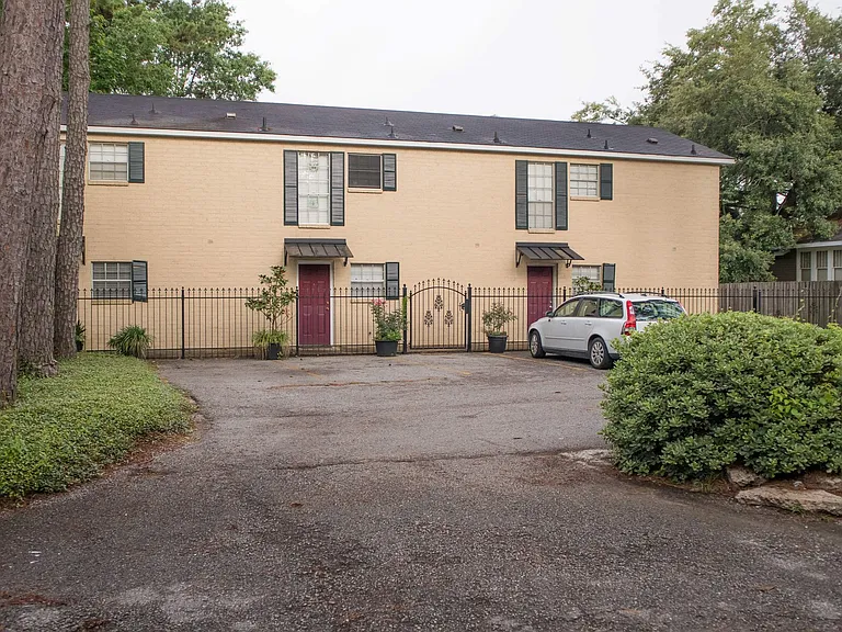 322 Steele Blvd — Photo 1