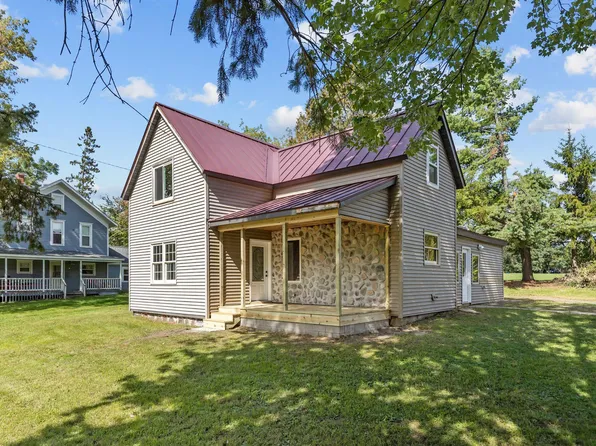 160 Mill St, Iola, WI 54945