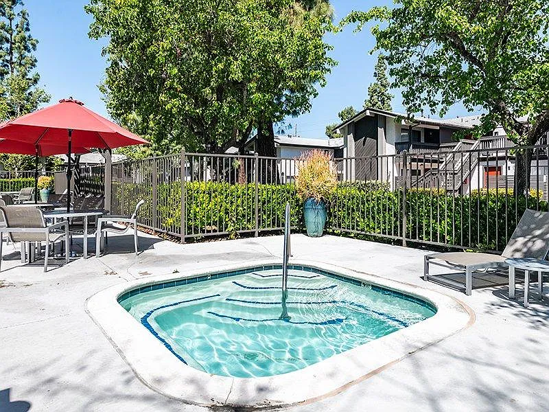 Portola Redlands — Photo 4
