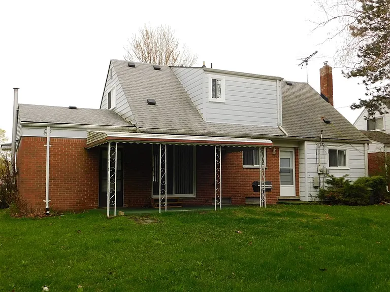 2831 Marshall St — Photo 16