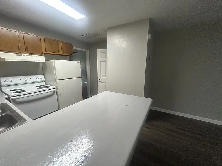 Oakridge Apts — Photo 7