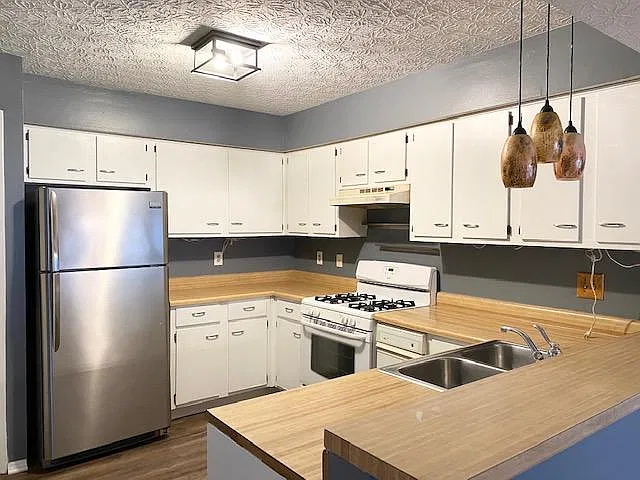 3 bed, 1212 sqft, $2,100 — Photo 3