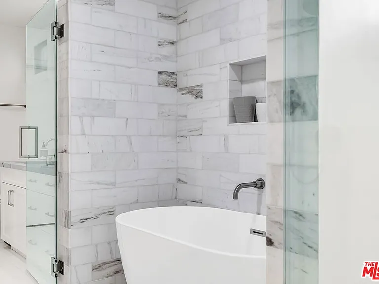 701 N Sierra Dr — Photo 6