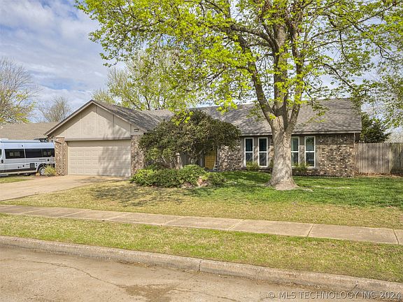 2nd image of 2904 E Fort Worth St