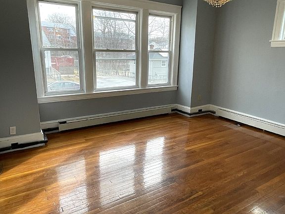 5th image of 32 Loxwood St #0