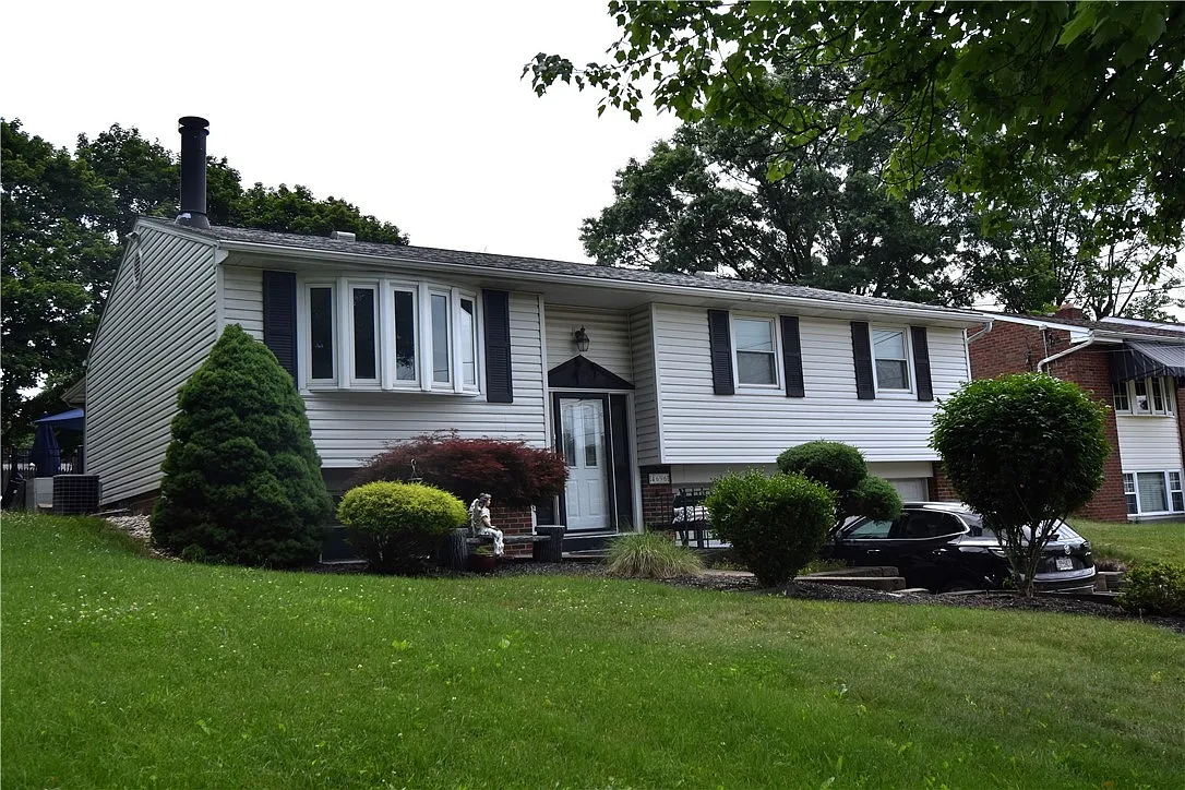 4696 Marina Dr photo 1