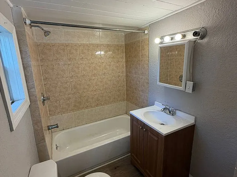 1035 N Davis Ave — Photo 3