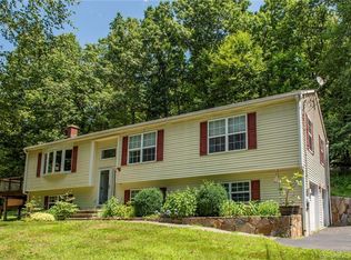 15 Turkey Hill Ter, Newtown, CT 06470