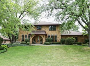 8474 Heather Dr, Burr Ridge, IL 60527