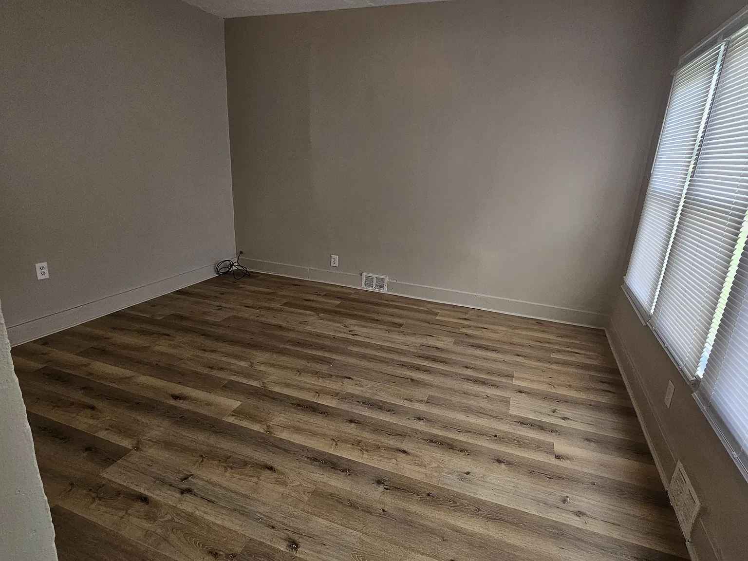 3 bed, 1000 sqft, $1,615 — Photo 2