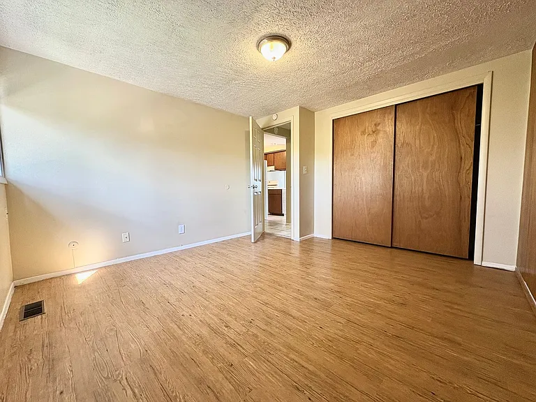 353 S 1100 E — Photo 25