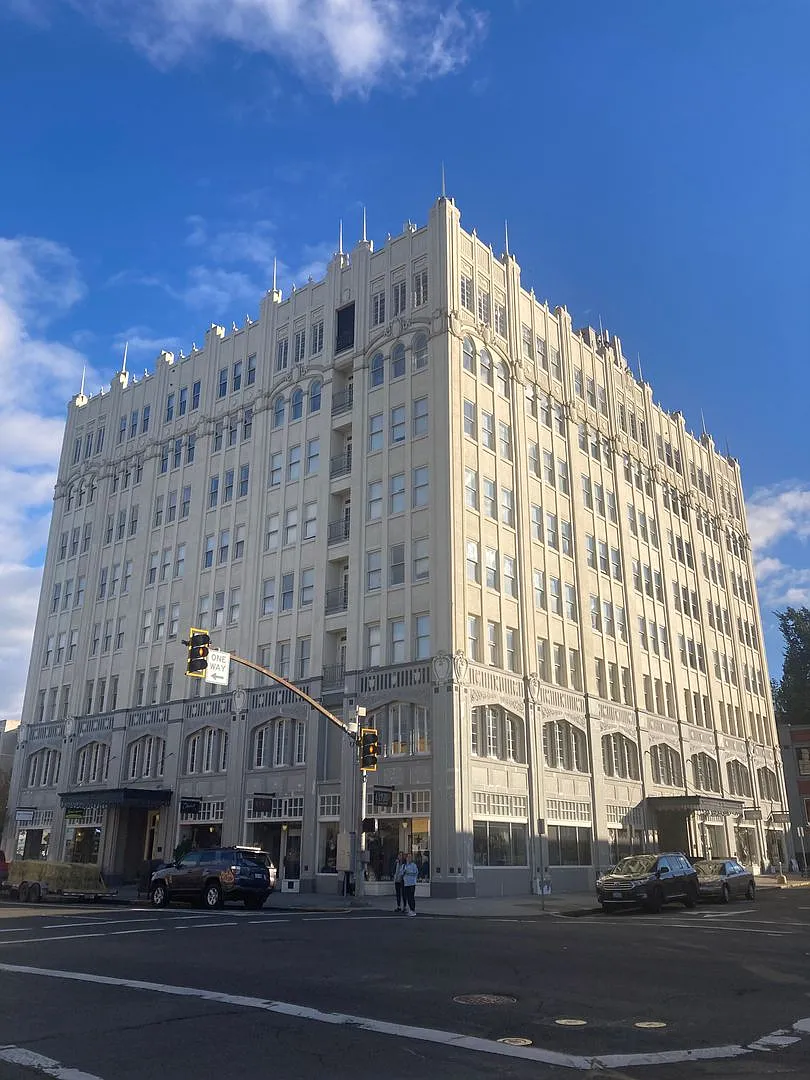 The Astor Building — Photo 1