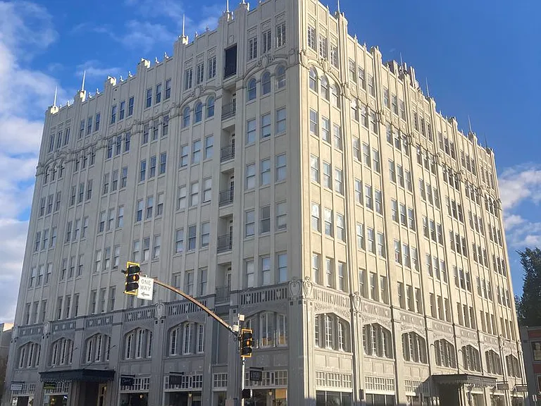 The Astor Building — Photo 1