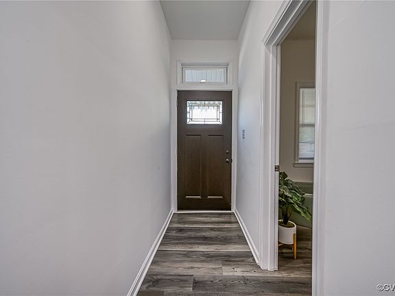 4th image of 208 E 18th St