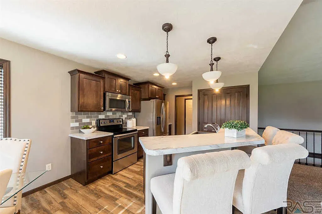 4 bed, 2129 sqft, $2,499 — Photo 2