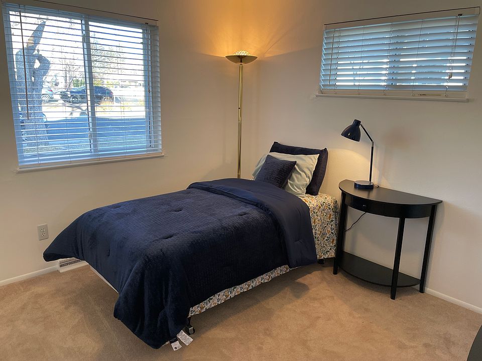 2 windows to allow plenty of natural light