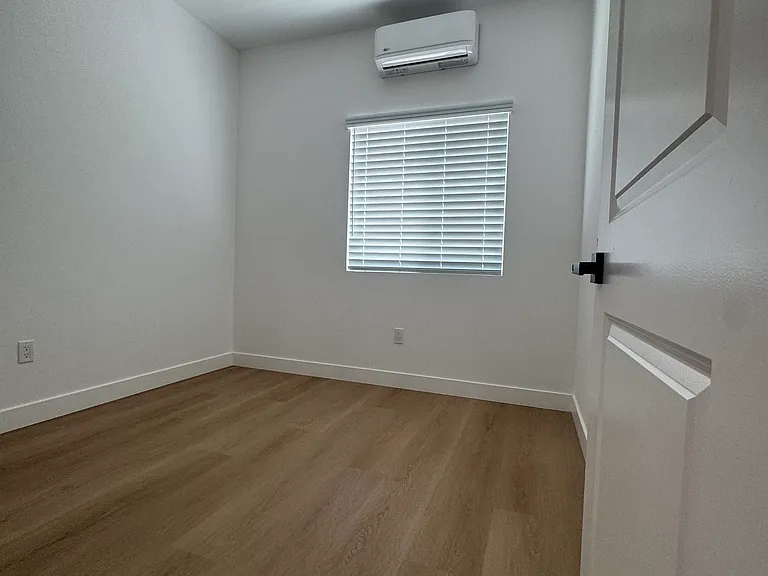 215 W Nevada St #C — Photo 11