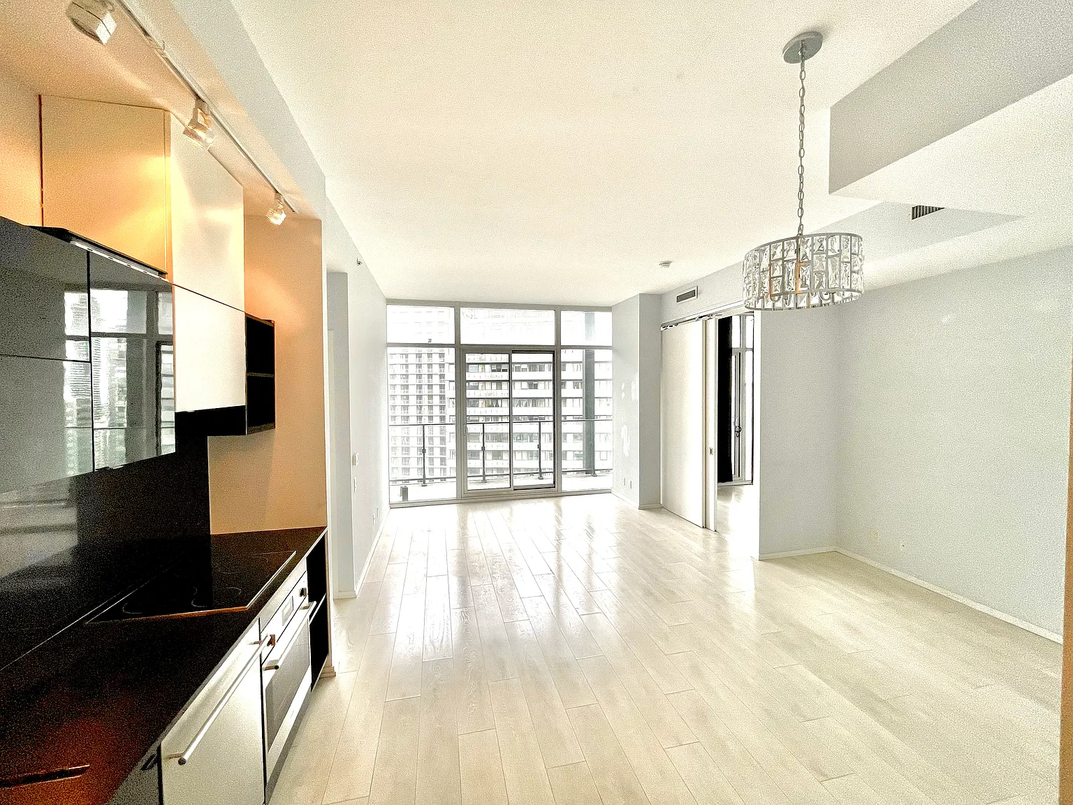 3 bed, 1000 sqft, $3,900 — Photo 1