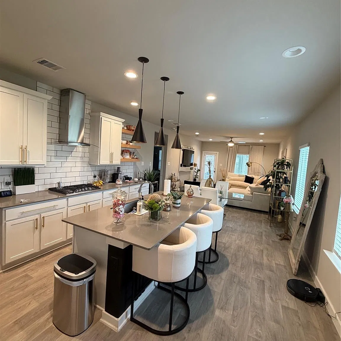 3 bed, 2.0 bath, 1551 sqft, $2,300 — Photo 3
