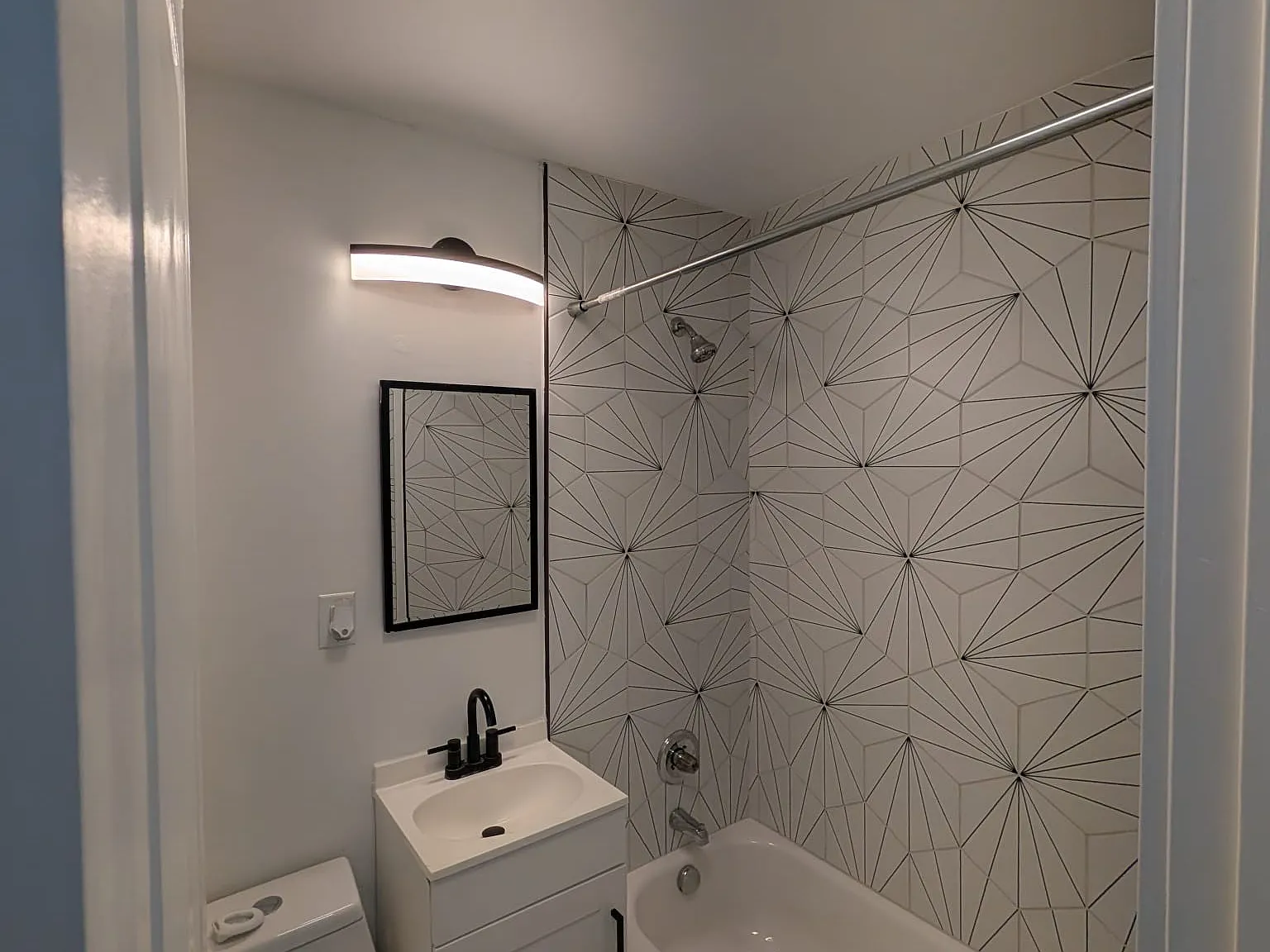 2 bed, 1.0 bath, 650 sqft, $1,800 — Photo 2