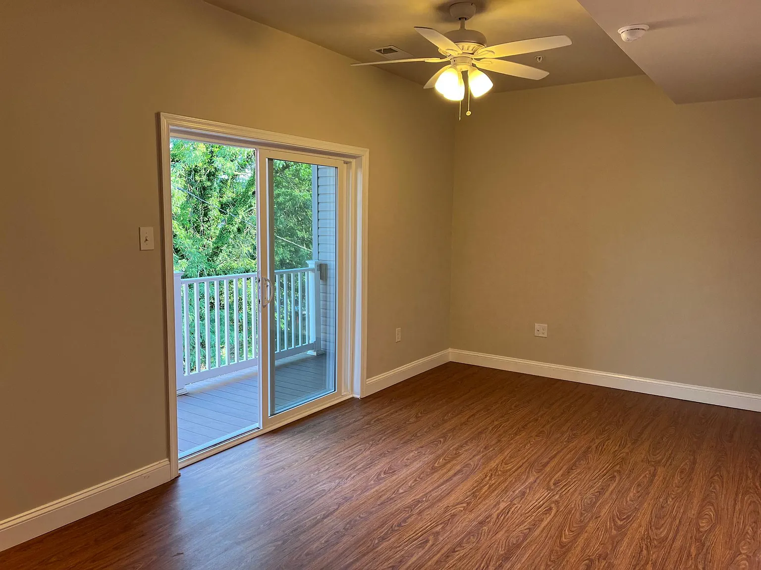 4 bed, 1100 sqft, $2,640 — Photo 2