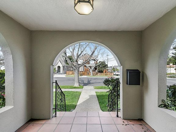 5th image of 301 Bayswater Ave