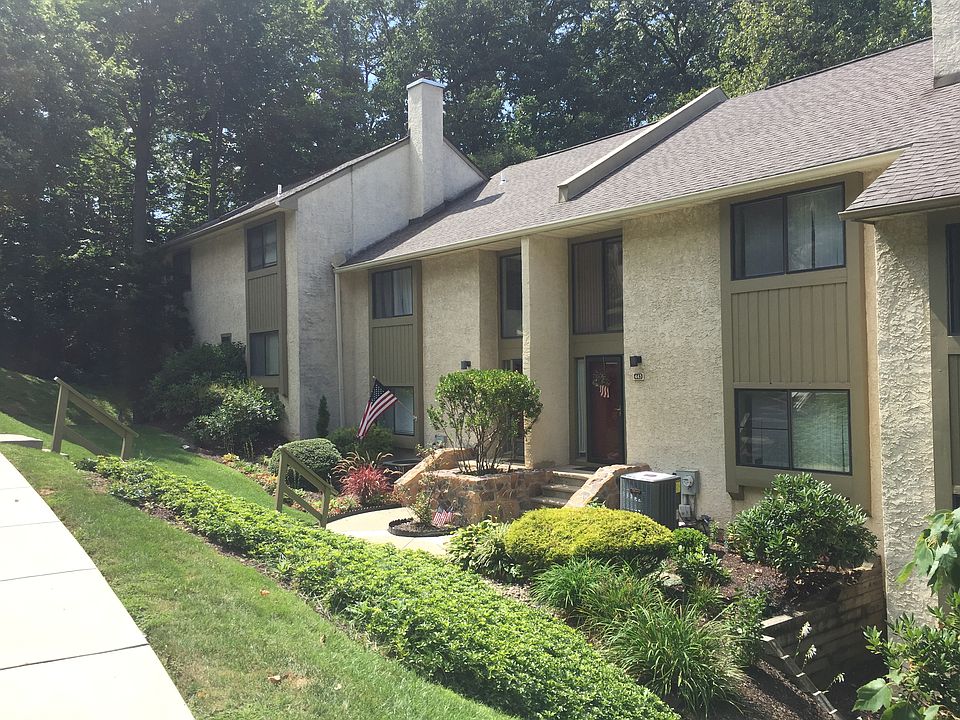 443 Lynetree is an interior unit (second from right)