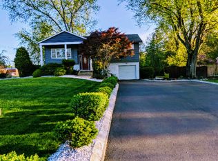 1 Chaucer Rd, Manalapan, NJ 07726