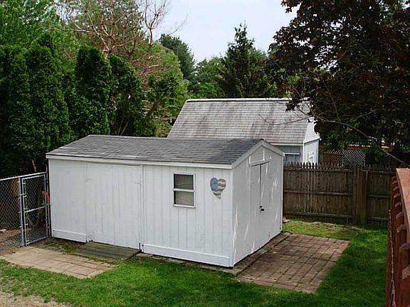 3rd image of 180 Locust Glen Dr