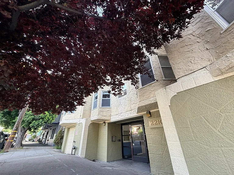 2210 10th Ave — Photo 2