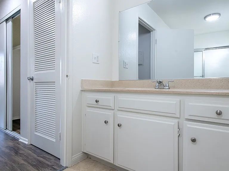 6260 Vineland Ave — Photo 14