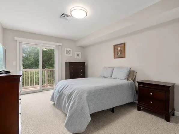 2 Duck Pond Rd APT 127, Beverly, MA 01915