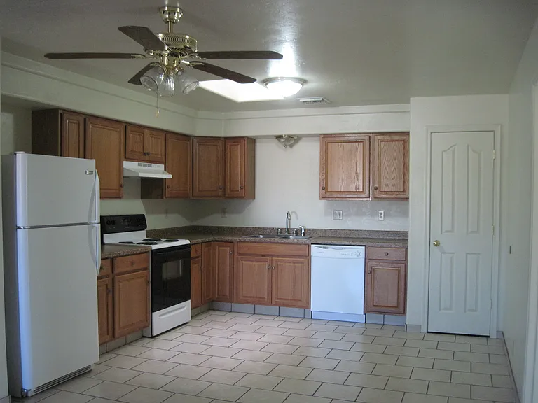242 S Biddle Ave #C — Photo 7