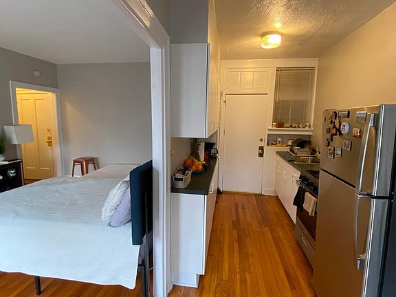 3rd image of 5558 N Lakewood Ave #3