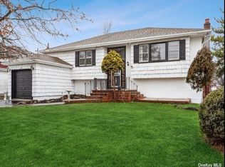 627 Flanders Dr, Valley Stream, NY 11581