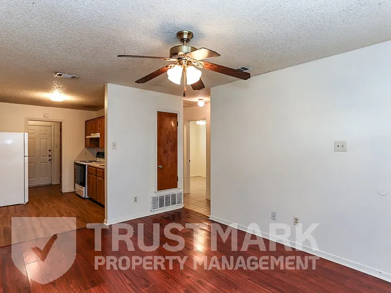 220 Gibson St #B — Photo 4