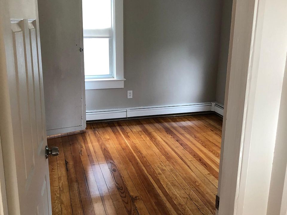 2nd image of 76 Richmond St #1R
