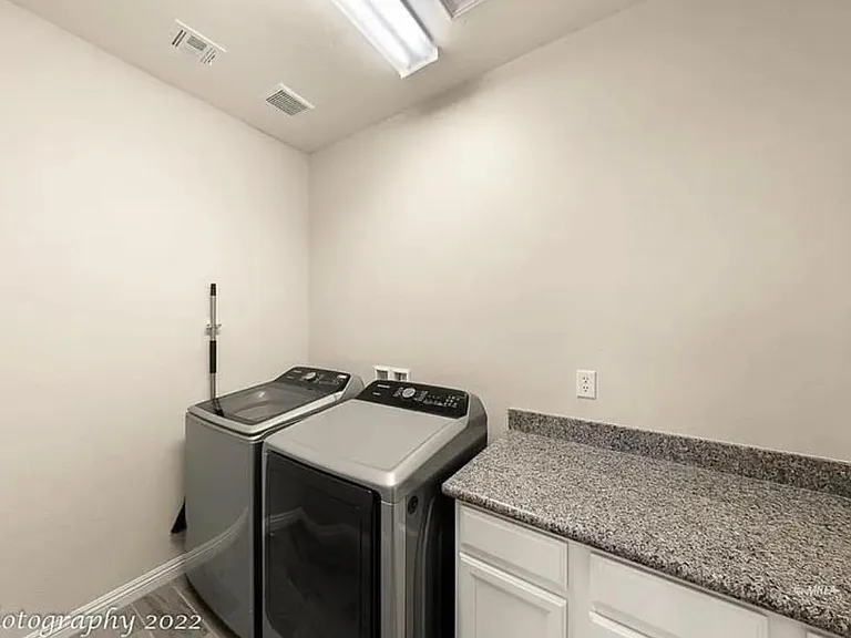1381 Huntington Hts — Photo 12