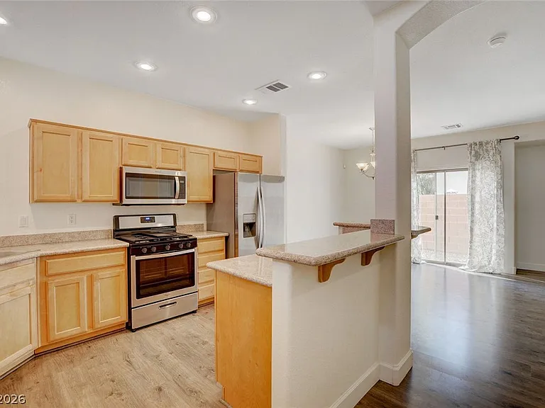 127 Tilbury Ave — Photo 4
