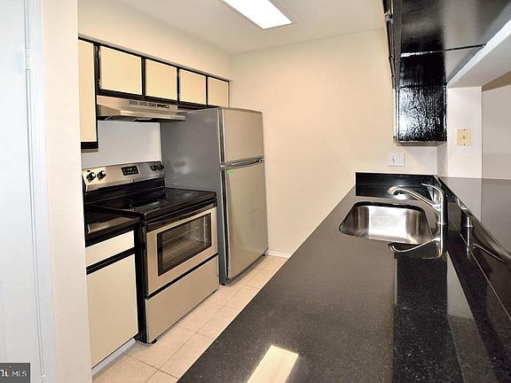 3rd image of 3313 Wyndham Cres #1206